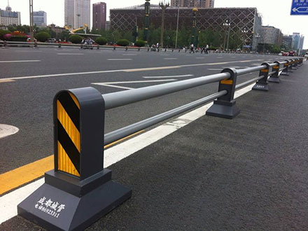 橫梁式<a href='http://www.i48lz.cn' target='_blank'><u>道路<a href='http://www.i48lz.cn' target='_blank'><u>護(hù)欄</u></a></u></a>